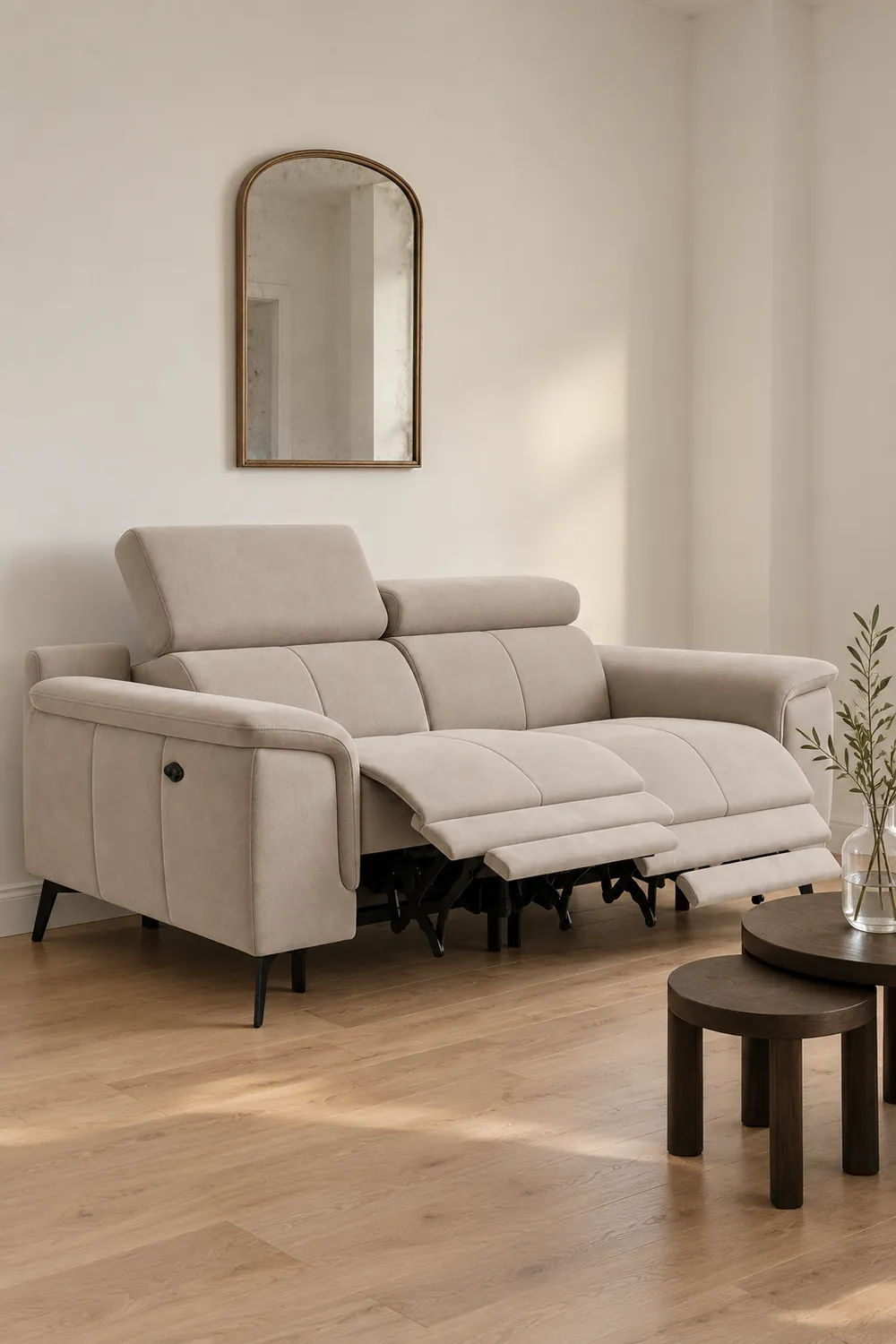 Vue d'ensemble du canapé Fiero Maisons du Monde 2 places en tissu, coloris function_relax, style contemporain, dans un petit salon de 10 à 15 m² (mise en situation illustrée par IA)