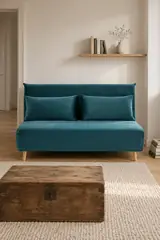 Vue d'ensemble du canapé Nio Maisons du Monde 2 places convertible en velours, coloris bleu pétrole, style scandinave, dans un petit salon de 10 à 15 m² (mise en situation illustrée par IA)
