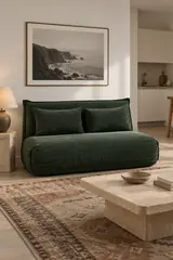 Vue d'ensemble du canapé Hallen Maisons du Monde 2 places convertible en velours, coloris vert, style contemporain, dans un studio de 25 m² (mise en situation illustrée par IA)