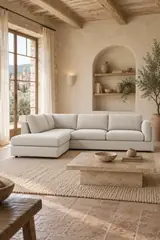 Vue d'ensemble du canapé Cesar La Redoute d'angle convertible en velours, coloris blanc, style contemporain, dans un salon (mise en situation illustrée par IA)
