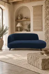 Vue d'ensemble du canapé Rosebury AM.PM en velours, coloris bleu nuit, style arrondi, dans un salon (mise en situation illustrée par IA)