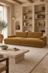 Vue d'ensemble du canapé Leonard Bobochic 4 places en velours, coloris jaune, style contemporain, dans un salon (mise en situation illustrée par IA)