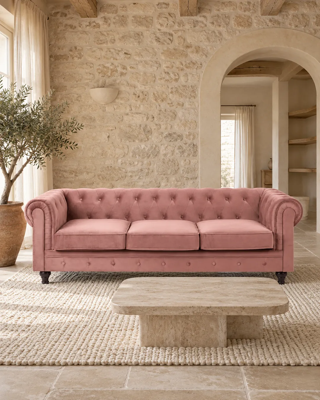 Plan rapproché du canapé Chesterfield Maisons du Monde 3 places en velours, coloris rose, style chesterfield, dans un salon (mise en situation illustrée par IA)
