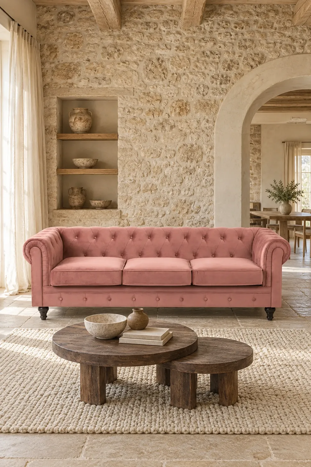Vue d'ensemble du canapé Chesterfield Maisons du Monde 3 places en velours, coloris rose, style chesterfield, dans un salon (mise en situation illustrée par IA)