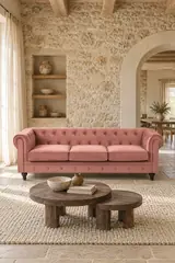 Vue d'ensemble du canapé Chesterfield Maisons du Monde 3 places en velours, coloris rose, style chesterfield, dans un salon (mise en situation illustrée par IA)