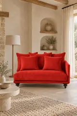 Vue d'ensemble du canapé Lazare AM.PM en velours, coloris rouge cinabre, style classique, dans un salon (mise en situation illustrée par IA)