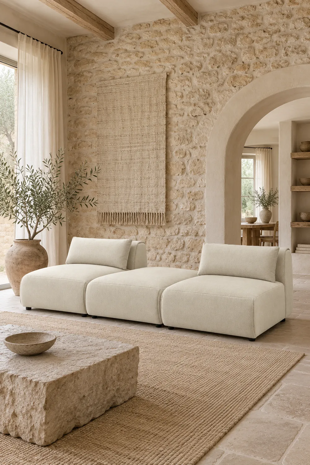 Vue d'ensemble du canapé Jeanne Bobochic 3 places en velours, coloris beige, style contemporain, dans un salon (mise en situation illustrée par IA)
