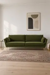 Vue d'ensemble du canapé Topim La Redoute 3 places en velours, coloris olive, style contemporain, dans un salon clair de style nordique (mise en situation illustrée par IA)