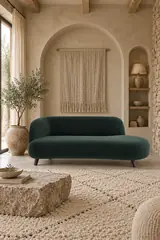 Vue d'ensemble du canapé Rosebury AM.PM en velours, coloris vert tsar, style arrondi, dans un salon (mise en situation illustrée par IA)