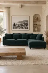 Vue d'ensemble du canapé Lazare AM.PM en velours, coloris vert tsar, style classique, dans un salon (mise en situation illustrée par IA)