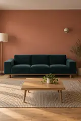 Vue d'ensemble du canapé Cerea La Redoute 3 places en velours, coloris vert cèdre, style contemporain, dans un séjour au mur terracotta (mise en situation illustrée par IA)