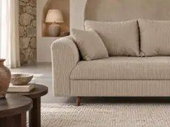 Canapé Rune Maisons du Monde, 3 places droit fixe, velours côtelé, coloris beige, mise en situation dans un salon (illustration IA 5)
