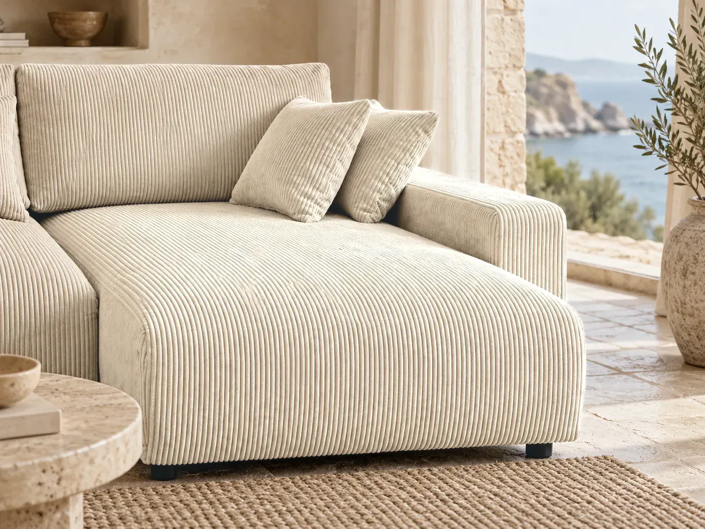 Pivoine, 4 places d'angle convertible, velours côtelé, coloris beige : gros plan sur l'accoudoir
