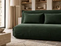 Canapé Hallen Maisons du Monde, 2 places droit convertible, velours côtelé, coloris vert, mise en situation dans un salon (illustration IA 2)