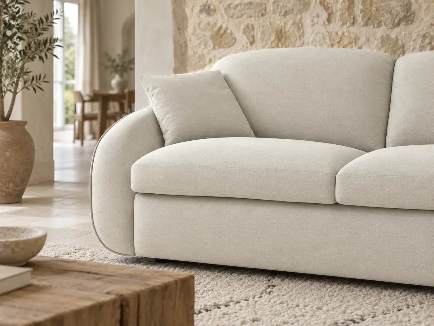 Cezanne, 3 places droit convertible express couchage 140x194, tissu lisse, coloris beige : gros plan sur l'accoudoir