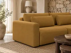 Canapé Evy Maisons du Monde, 3 places d'angle convertible réversible, coloris jaune, mise en situation dans un salon (illustration IA 2)