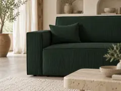 Canapé Clarisse Maisons du Monde, 3 places d'angle convertible, velours côtelé, coloris vert foncé, mise en situation dans un salon (illustration IA