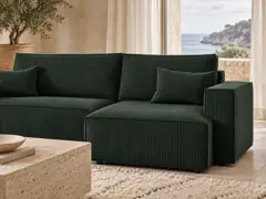 Canapé Clarisse Maisons du Monde, 3 places d'angle convertible, velours côtelé, coloris vert foncé, mise en situation dans un salon (illustration IA