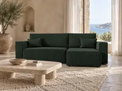 Canapé Clarisse Maisons du Monde, 3 places d'angle convertible, velours côtelé, coloris vert foncé, mise en situation dans un salon (illustration IA