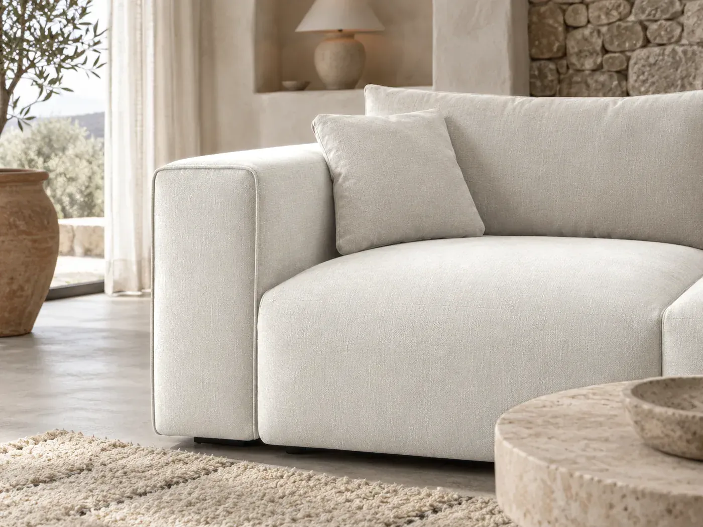 Ezechiel, 3 places droit convertible, tissu lisse, coloris beige : gros plan sur l'accoudoir