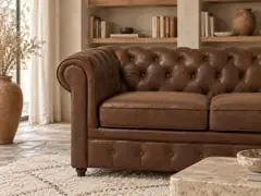 Canapé Chesterfield Maisons du Monde, 3 places droit convertible, suédine, coloris suedine, mise en situation dans un salon (illustration IA 2)