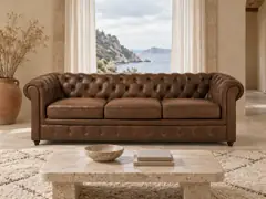 Canapé Chesterfield Maisons du Monde, 3 places droit convertible, suédine, coloris suedine, mise en situation dans un salon (illustration IA 4)