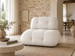 Canapé Pump Maisons du Monde, 1 place droit fixe, coloris coloris sable, mise en situation dans un salon (illustration IA 3)