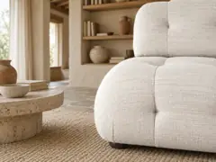 Canapé Pump Maisons du Monde, 1 place droit fixe, coloris coloris sable, mise en situation dans un salon (illustration IA 5)