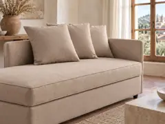 Méridienne Cléa Maisons du Monde, 3 places d'angle fixe, coloris meridienne coffre beige, mise en situation dans un salon (illustration IA 2)