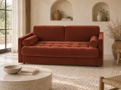 Canapé Wael Maisons du Monde, 2 places droit convertible, velours, coloris terracotta, mise en situation dans un salon (illustration IA 1)