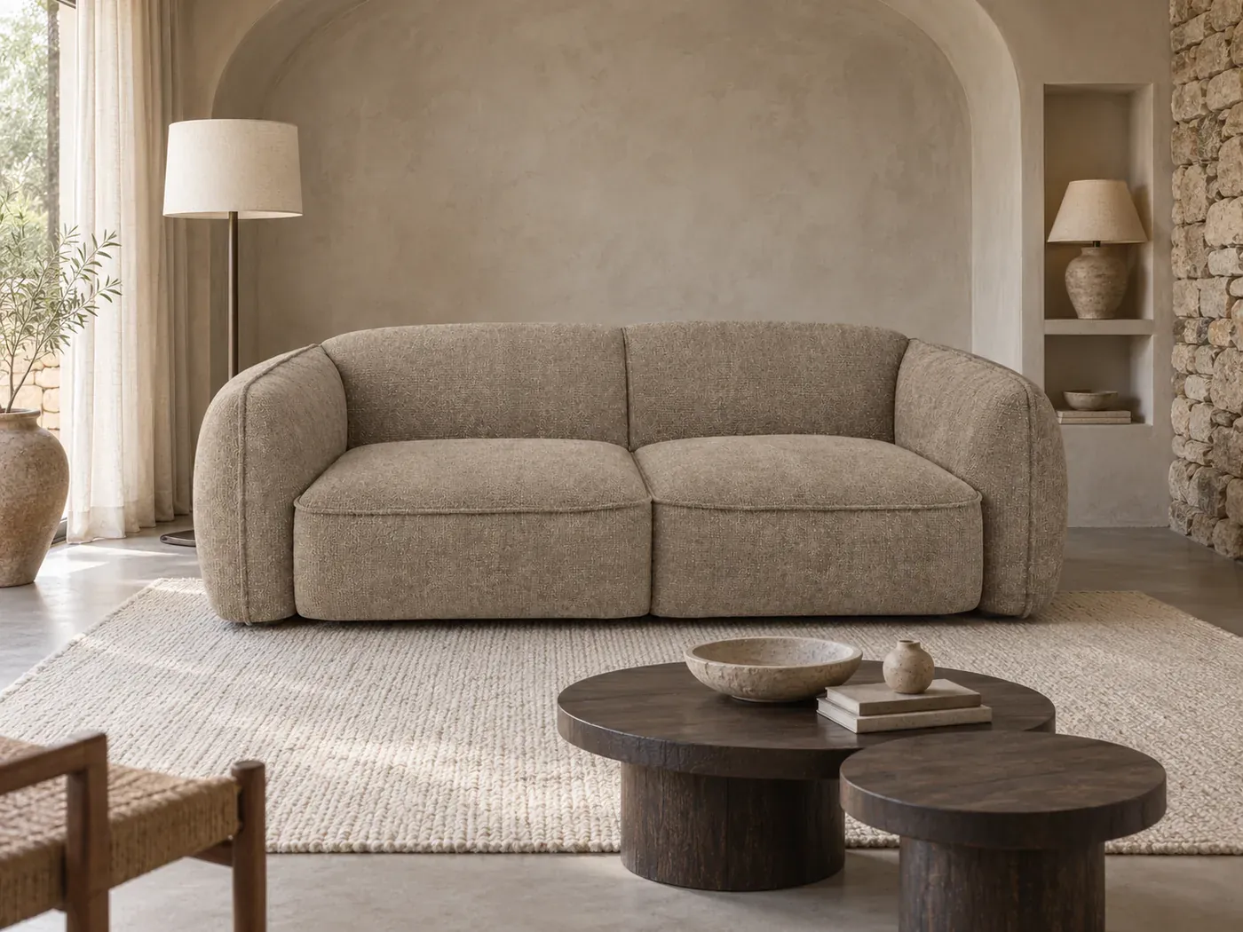 Canapé Livia Maisons du Monde, coloris Taupe (mise en situation illustrée par IA)