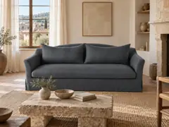 Canapé Anaelle Maisons du Monde, droit convertible, lin lavé, coloris anthracite, mise en situation dans un salon (illustration IA 4)