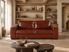 Canapé Colonel Maisons du Monde, 3 places droit convertible, cuir, coloris marron, mise en situation dans un salon (illustration IA 1)