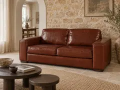 Canapé Colonel Maisons du Monde, 3 places droit convertible, cuir, coloris marron, mise en situation dans un salon (illustration IA 7)