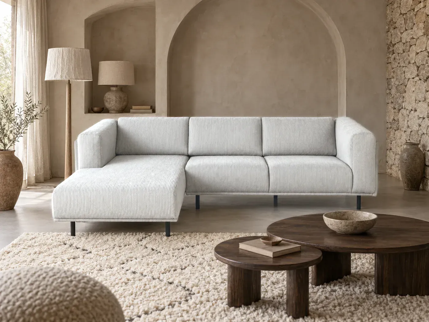 Nemo, 3 places d'angle fixe, velours côtelé, coloris gris clair, dans une alcôve arrondie enduite à la chaux