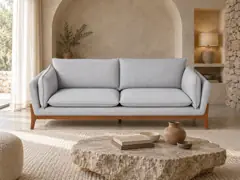 Canapé Shield Maisons du Monde, 3 places droit fixe, coloris gris clair chine, mise en situation dans un salon (illustration IA 1)