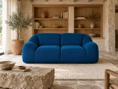 Canapé Play Maisons du Monde, 2 places droit fixe, coloris bleu, mise en situation dans un salon (illustration IA 1)