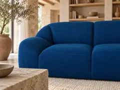 Canapé Play Maisons du Monde, 2 places droit fixe, coloris bleu, mise en situation dans un salon (illustration IA 2)