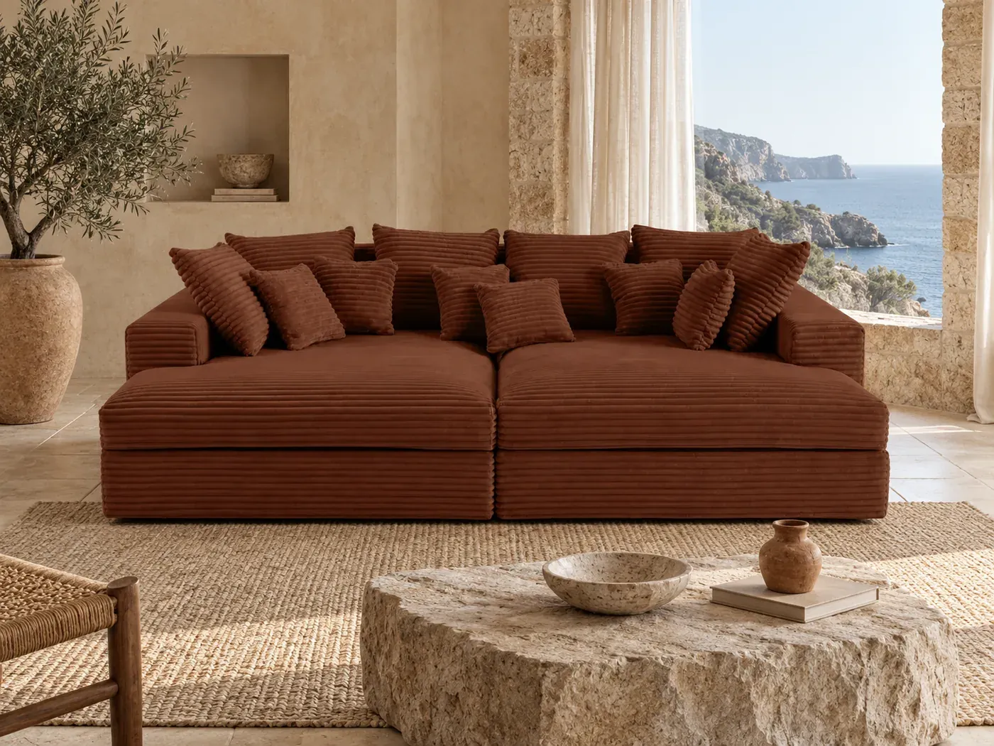 Collins, 4 places d'angle fixe, velours, coloris terracotta, dans un salon de villa avec vue sur la mer