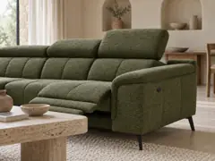 Canapé Fiero Maisons du Monde, 3 places d'angle fixe, coloris olive, mise en situation dans un salon (illustration IA 2)