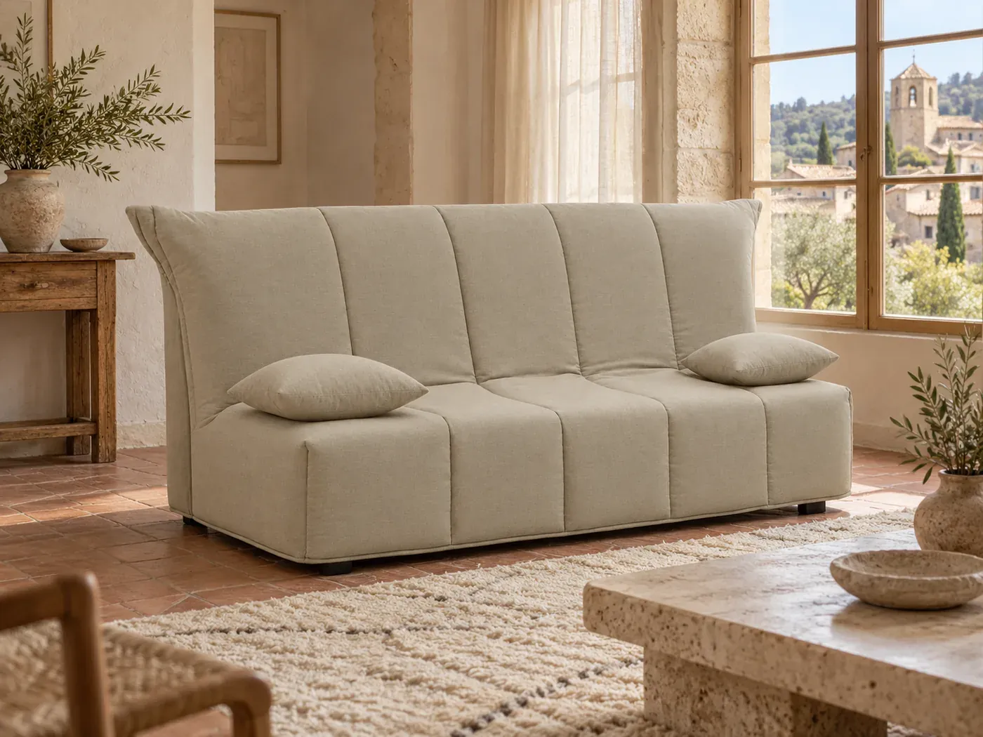 Allegra, 3 places droit convertible, tissu, coloris beige 165x90 cm, dans un séjour provençal avec vue sur un village