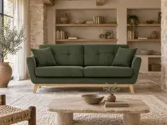 Canapé Hoga Maisons du Monde, 3 places droit fixe, velours côtelé, coloris vert, mise en situation dans un salon (illustration IA 3)