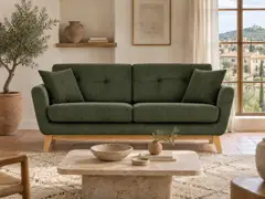 Canapé Hoga Maisons du Monde, 3 places droit fixe, velours côtelé, coloris vert, mise en situation dans un salon (illustration IA 4)