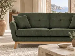 Canapé Hoga Maisons du Monde, 3 places droit fixe, velours côtelé, coloris vert, mise en situation dans un salon (illustration IA 5)