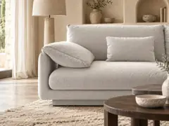 Canapé Torino Maisons du Monde, 4 places d'angle fixe, tissu structurel, coloris beige clair, mise en situation dans un salon (illustration IA 2)
