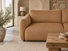 Canapé Jada Maisons du Monde, 3 places droit fixe, coloris marron, mise en situation dans un salon (illustration IA 8)