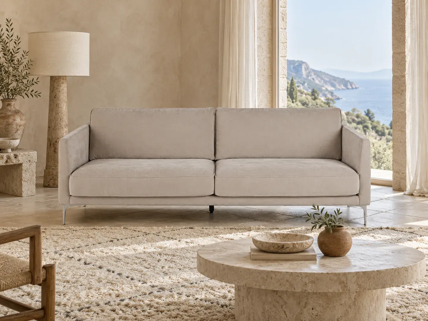 Tyler, 3 places droit fixe, velours, coloris beige, dans un salon de villa avec vue sur la mer