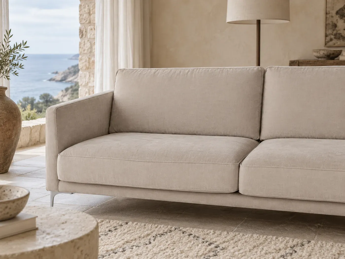 Tyler, 3 places droit fixe, velours, coloris beige : gros plan sur les coussins