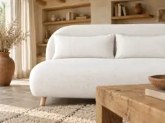 Canapé Ponio Maisons du Monde, 2 places droit convertible, bouclette, coloris ecru, mise en situation dans un salon (illustration IA 5)