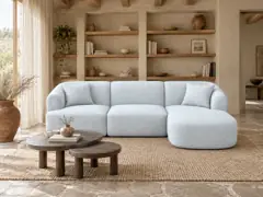 Canapé Campi Maisons du Monde, 4 places d'angle fixe, coloris gris clair, mise en situation dans un salon (illustration IA 1)